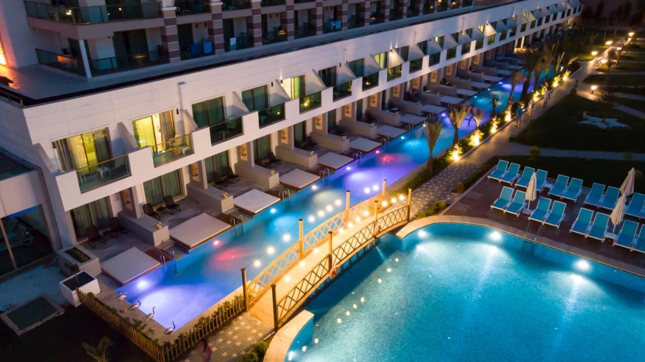 Camera Matrimoniale con Accesso Diretto alla Piscina e Vista Piscina